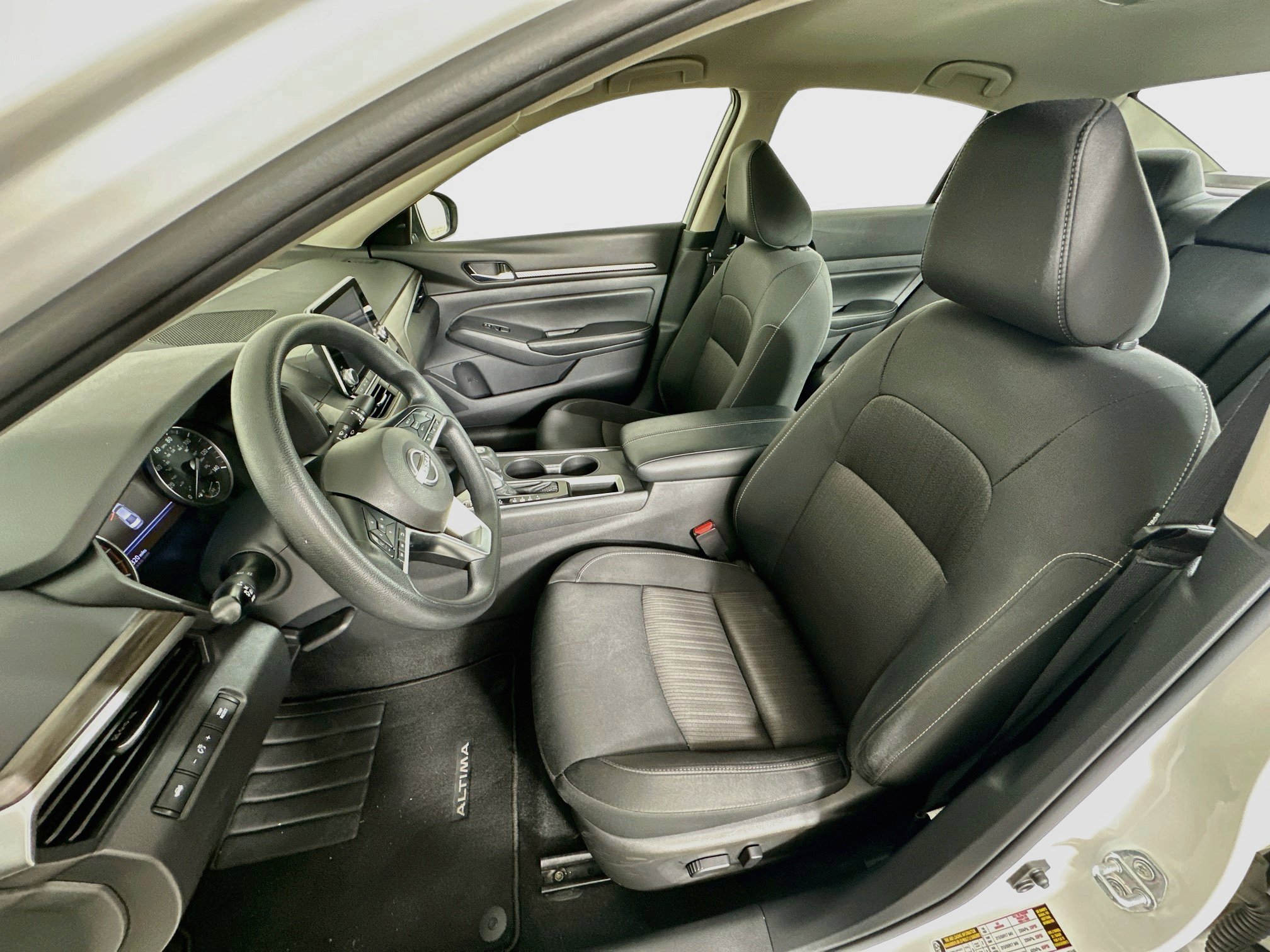 Used 2025 Nissan Altima 2.5 SV FWD image 13