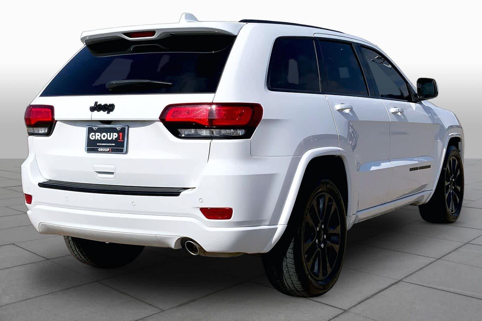 Used 2018 Jeep Grand Cherokee Altitude RWD image 11