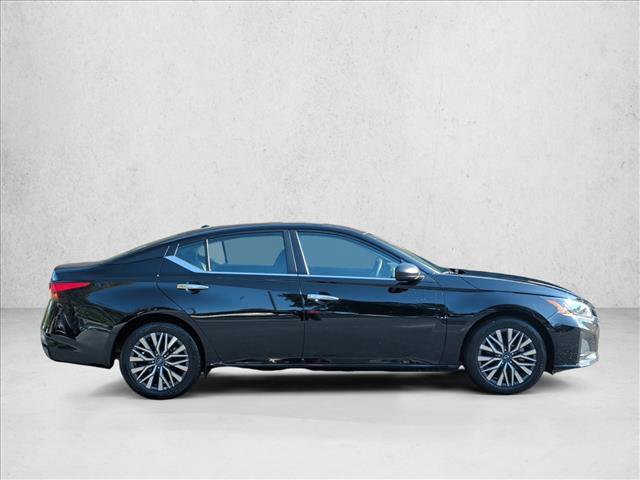 Used 2025 Nissan Altima 2.5 SV FWD image 4