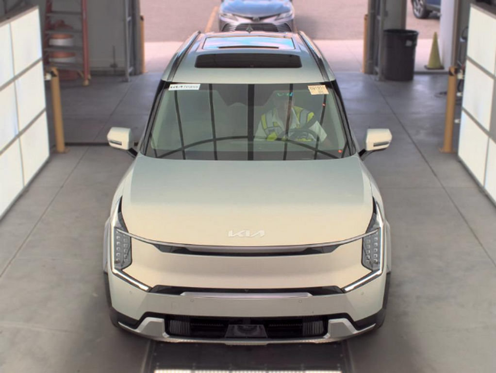 Used 2024 Kia EV9 Land AWD/4WD image 3