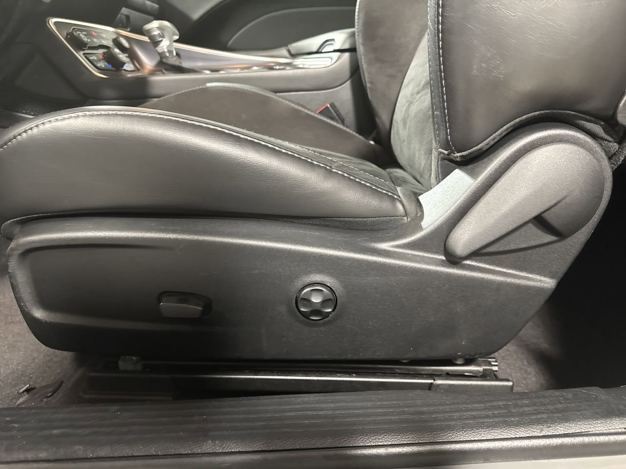 Used 2017 Dodge Challenger R/T Scat Pack w/ Leather Interior Group image 18