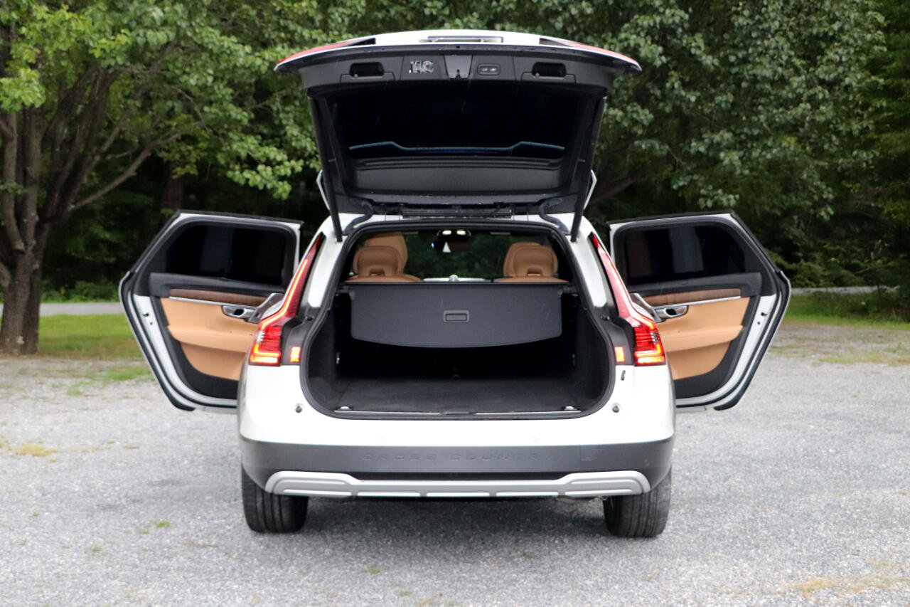 Used 2023 Volvo V90 B6 Cross Country Ultimate w/ Climate Package image 5