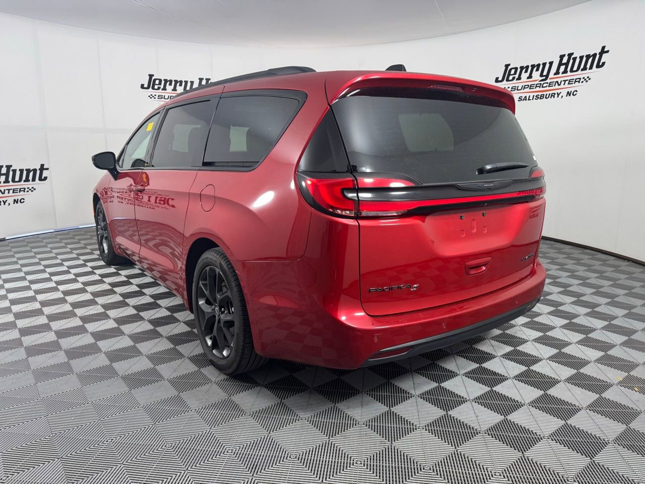 Used 2025 Chrysler Pacifica Limited image 11