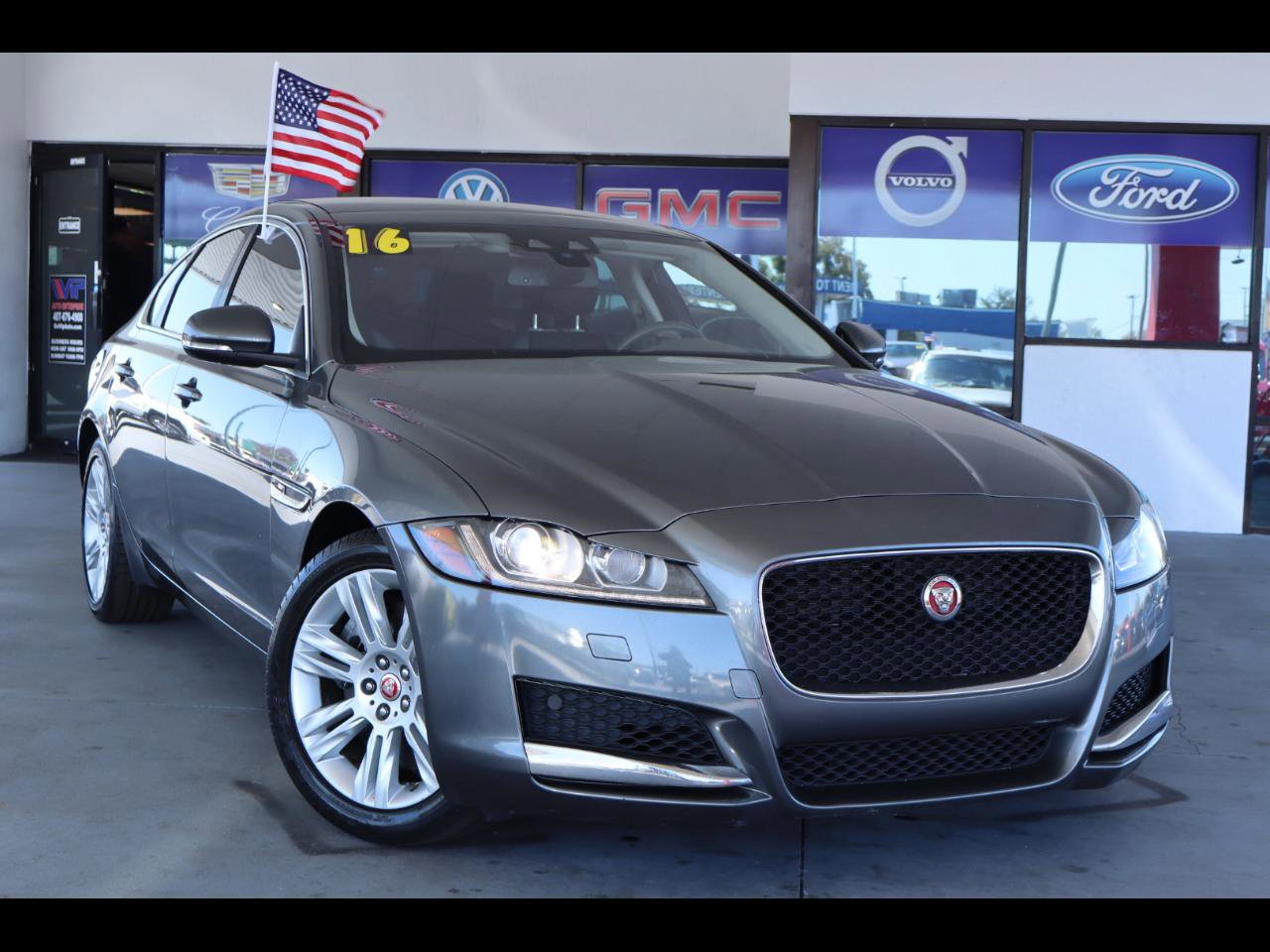 Used 2017 Jaguar XF Premium image 1