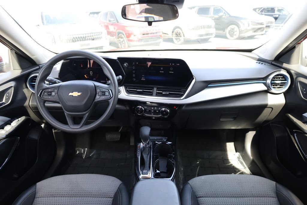 Used 2025 Chevrolet Trax LT FWD image 15