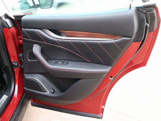 Used 2020 Maserati Levante GranLusso image 13