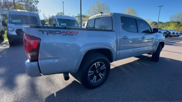 Used 2019 Toyota Tacoma TRD Sport AWD/4WD image 2