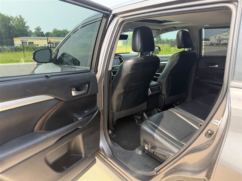 Used 2018 Toyota Highlander XLE AWD/4WD image 14