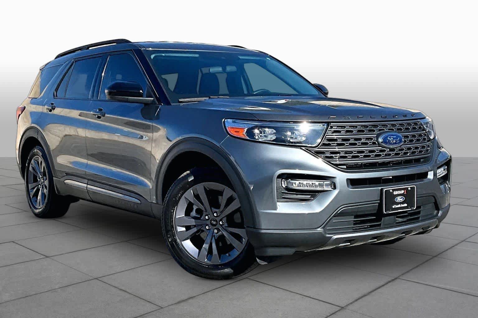 Used 2023 Ford Explorer XLT w/ Equipment Group 202A RWD image 3