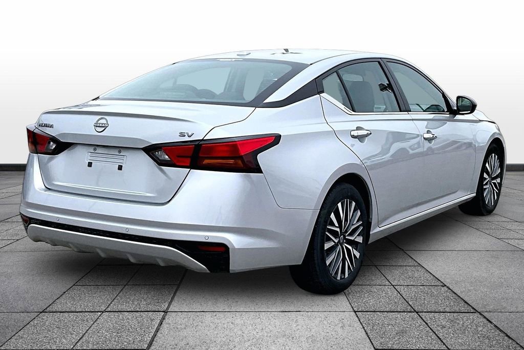 Used 2024 Nissan Altima 2.5 SV FWD image 11