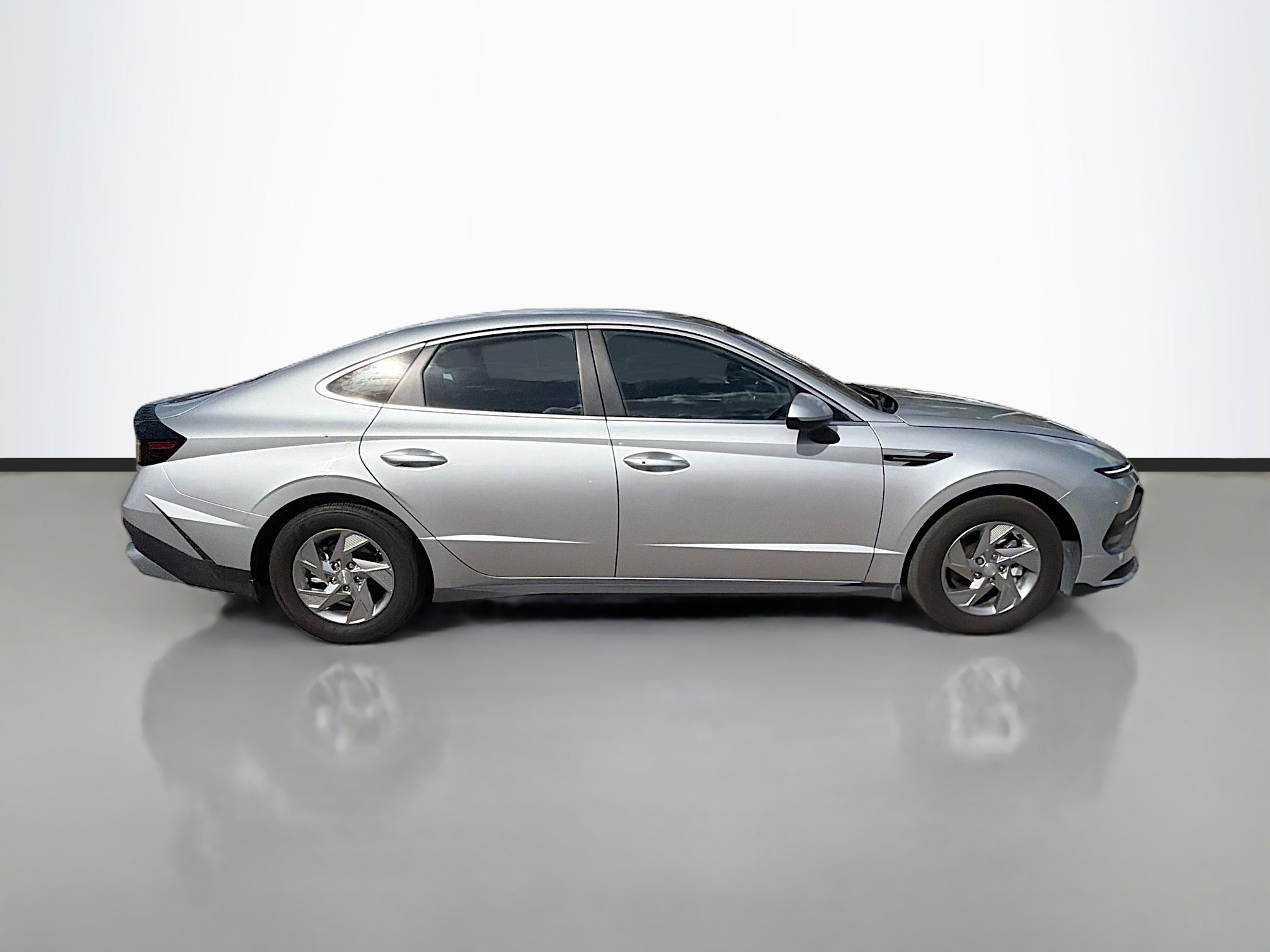 Used 2025 Hyundai Sonata SE image 2