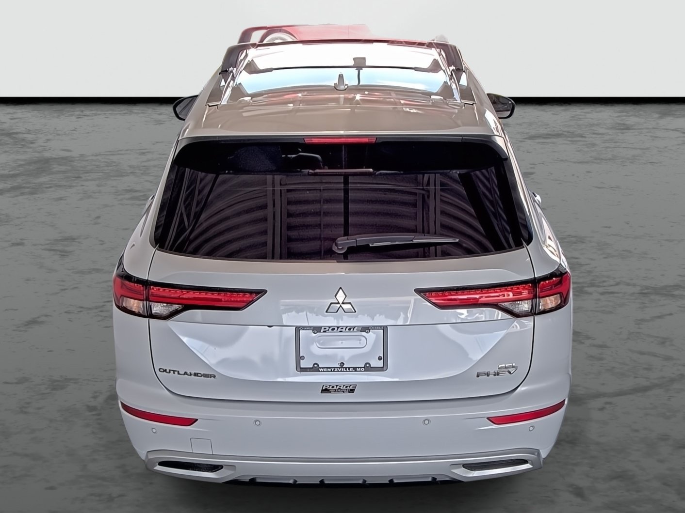 Used 2024 Mitsubishi Outlander 4WD Plug-In Hybrid image 3