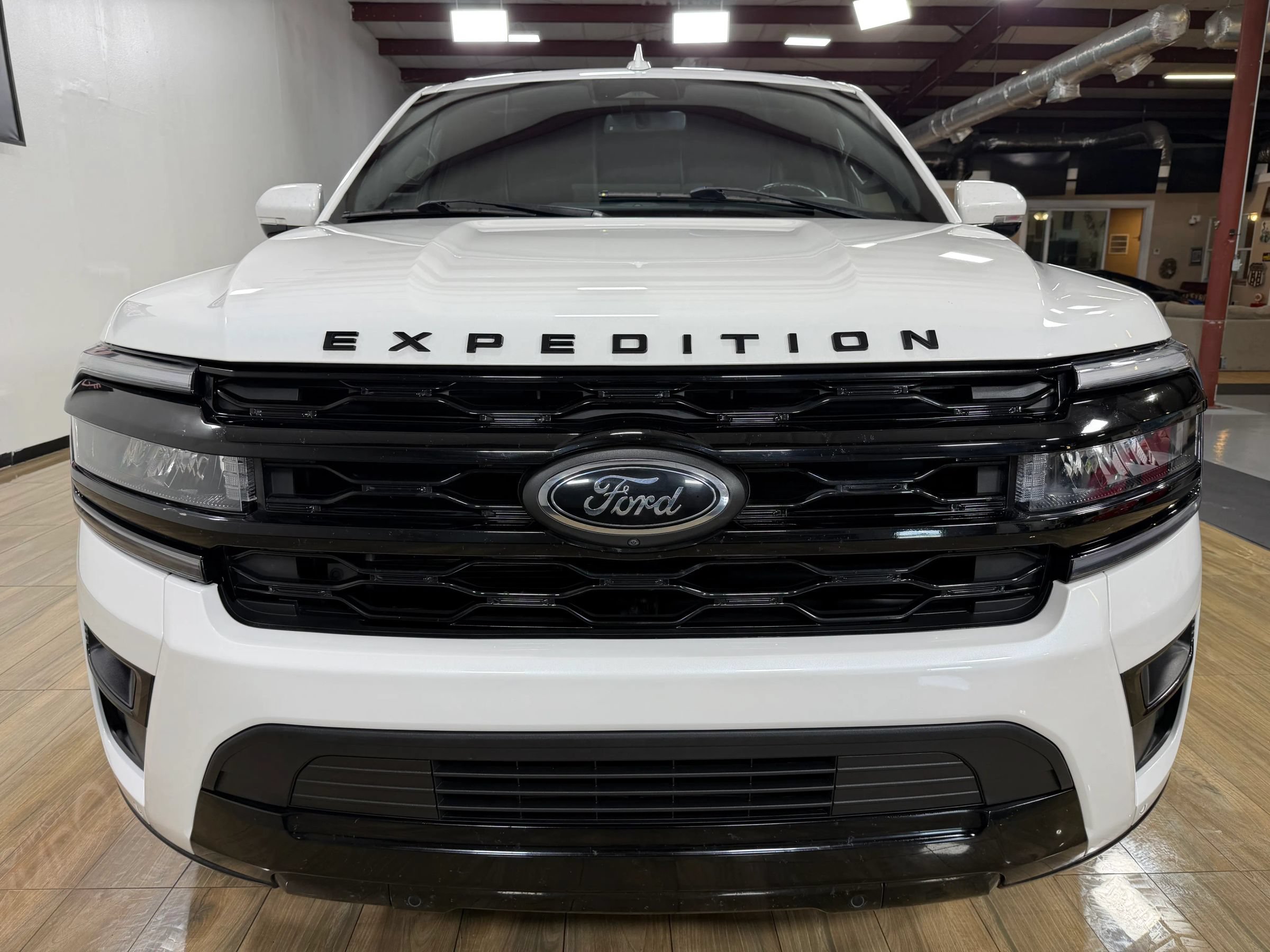 Used 2023 Ford Expedition Limited RWD image 2