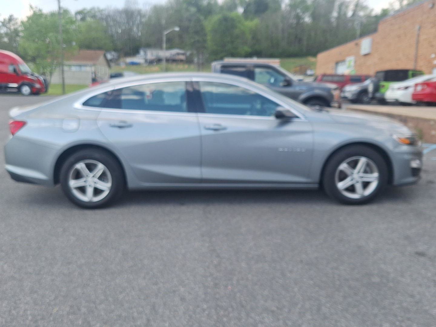 Used 2024 Chevrolet Malibu LT FWD image 2