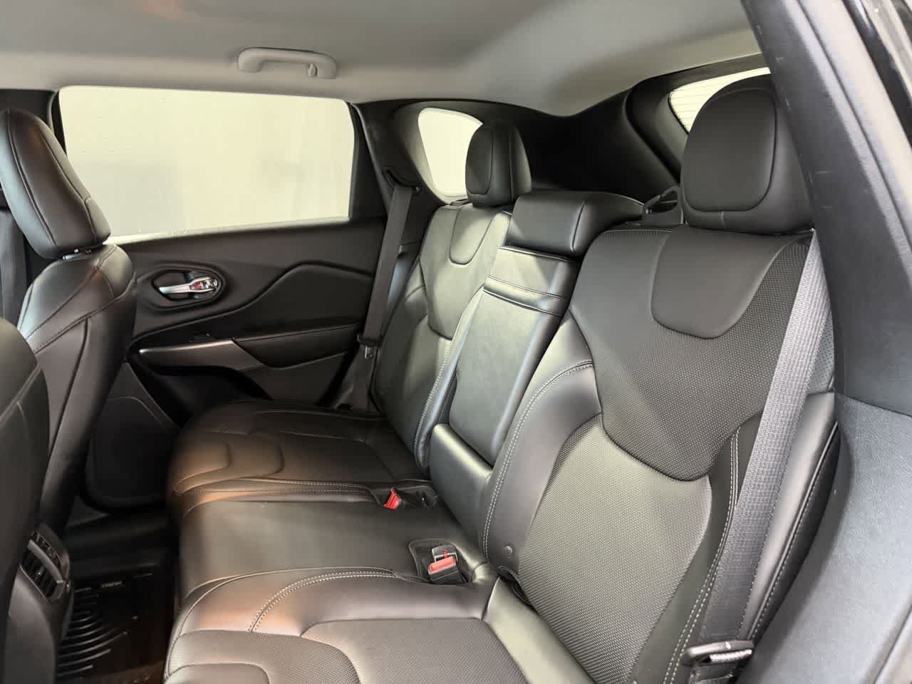 Used 2019 Jeep Cherokee Limited image 11