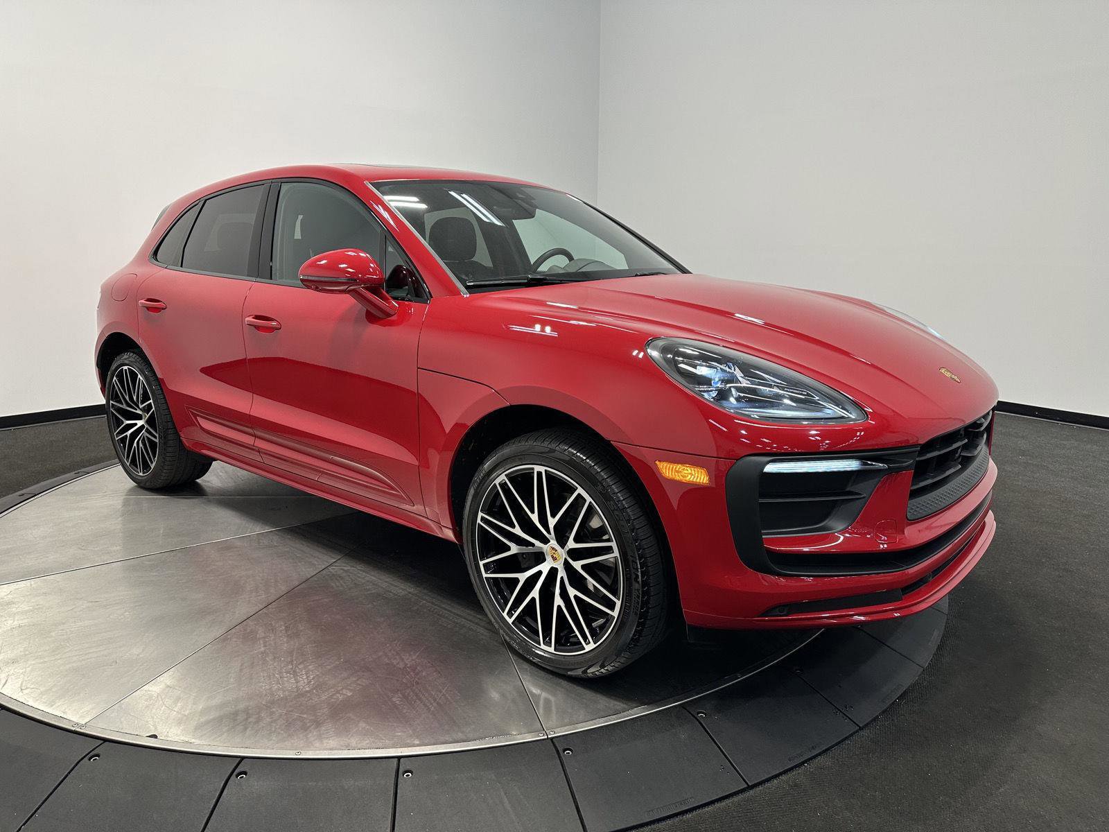 Certified 2025 Porsche Macan image 3