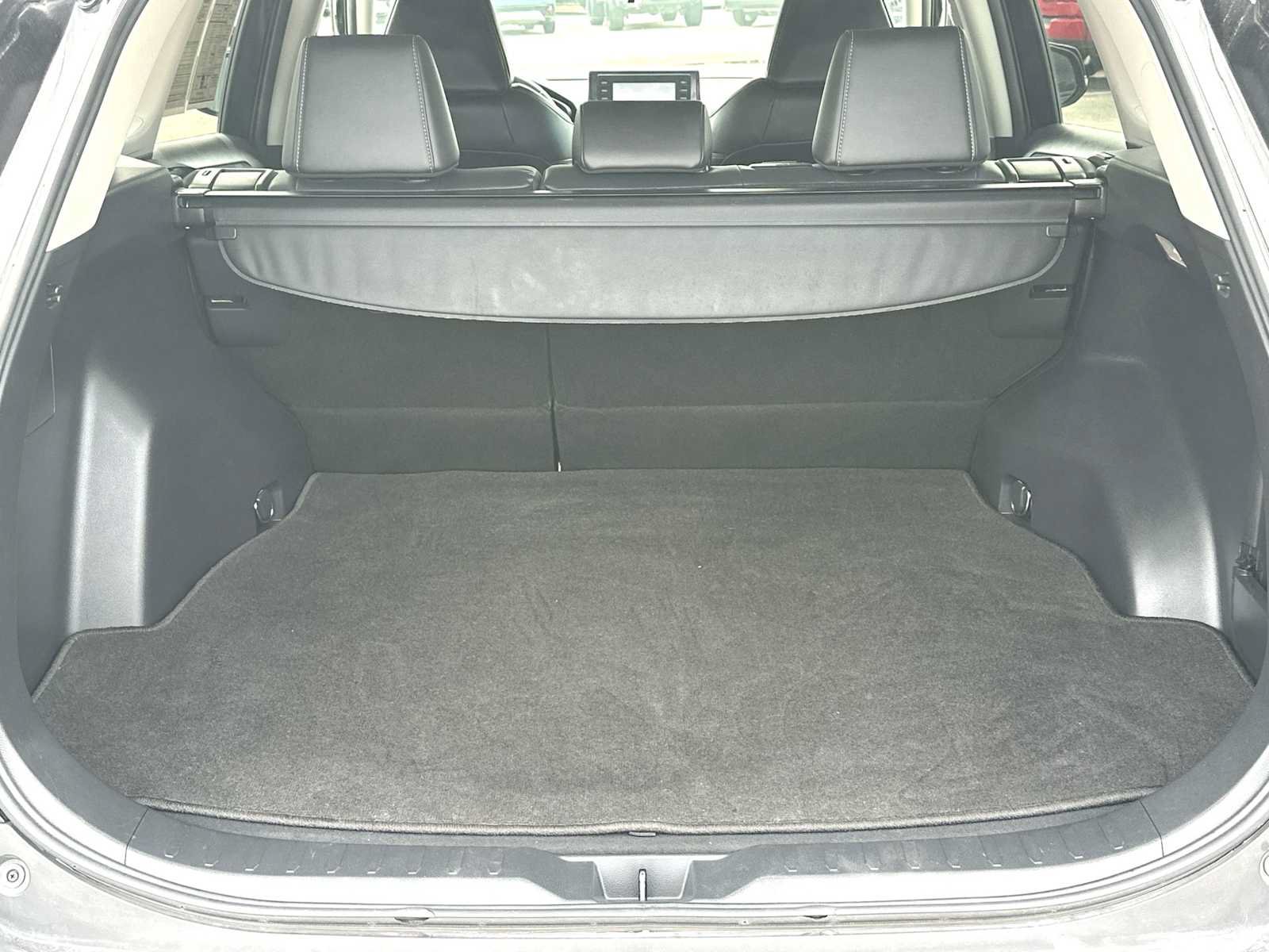 Used 2020 Toyota RAV4 XLE Premium FWD image 28