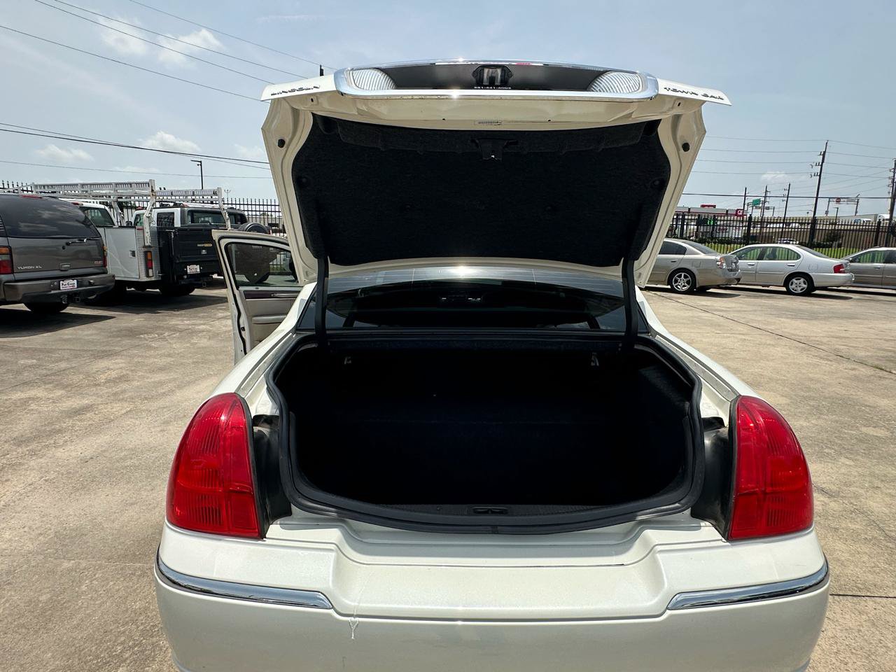 Used 2006 Lincoln Town Car Signature RWD image 54