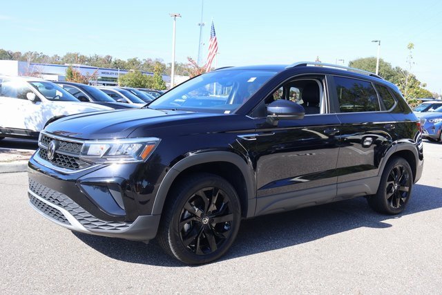 Certified 2023 Volkswagen Taos SE w/ Black Wheel Package image 3