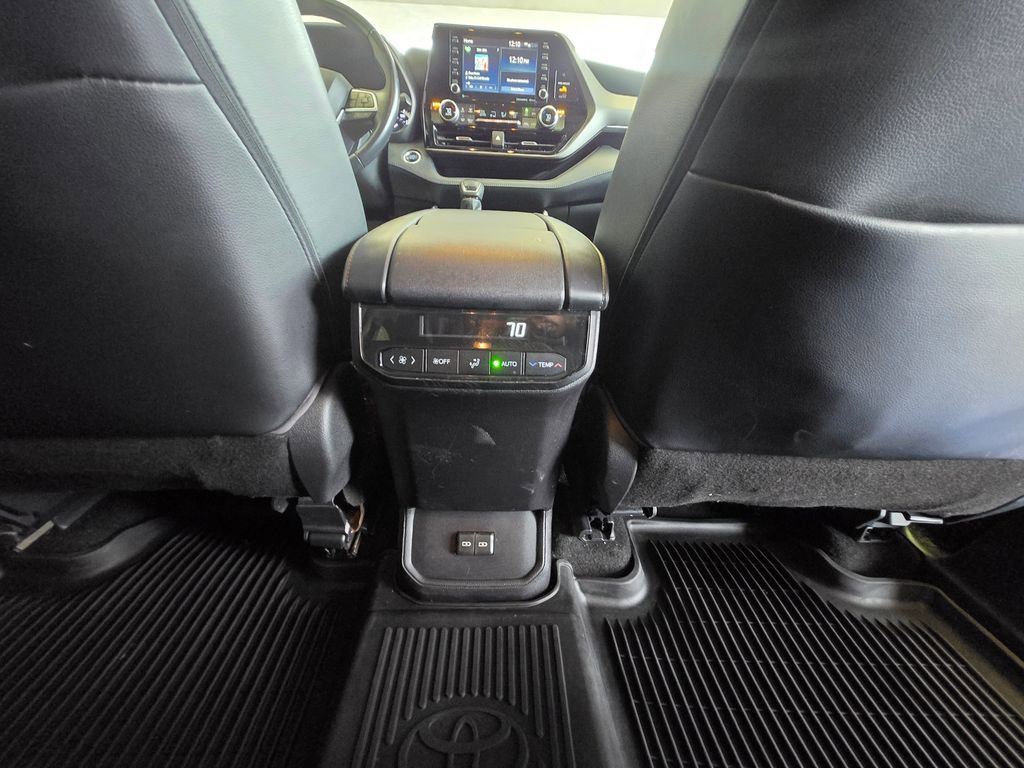 Used 2022 Toyota Highlander XLE image 26