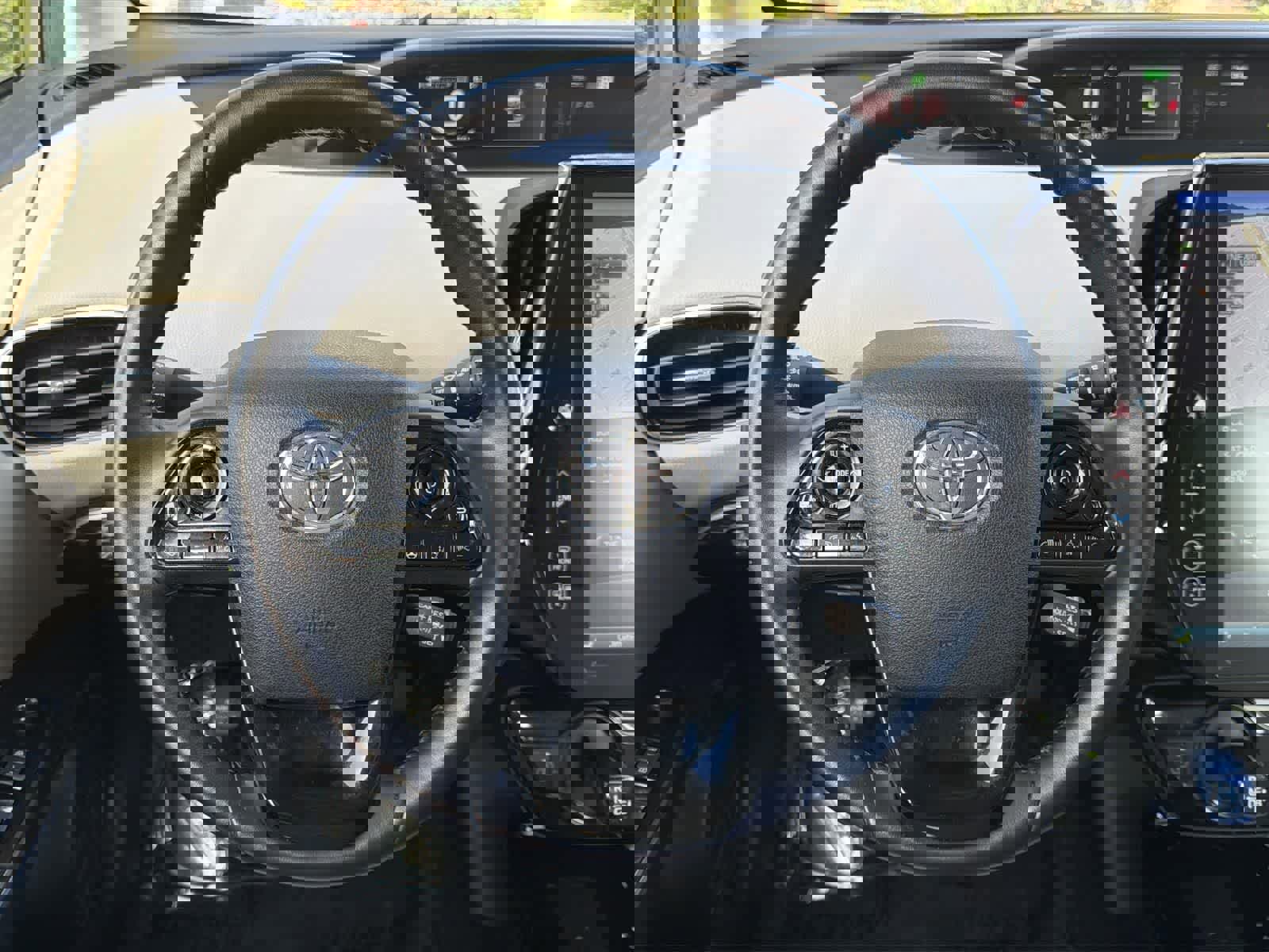 Used 2021 Toyota Prius L Eco image 11