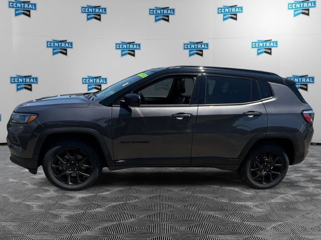 Used 2022 Jeep Compass Latitude w/ Sun and Sound Group AWD/4WD image 2