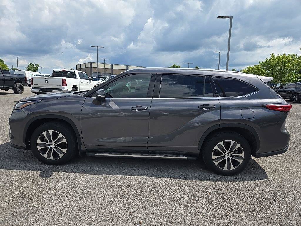 Used 2022 Toyota Highlander XLE FWD image 4