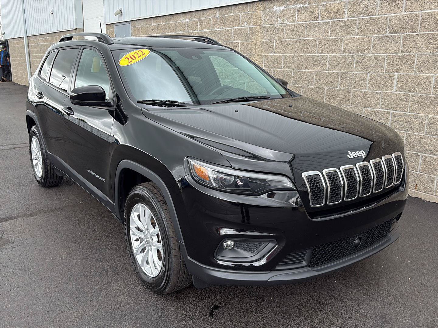 Used 2022 Jeep Cherokee Latitude Lux w/ Sun & Sound Group AWD/4WD image 2