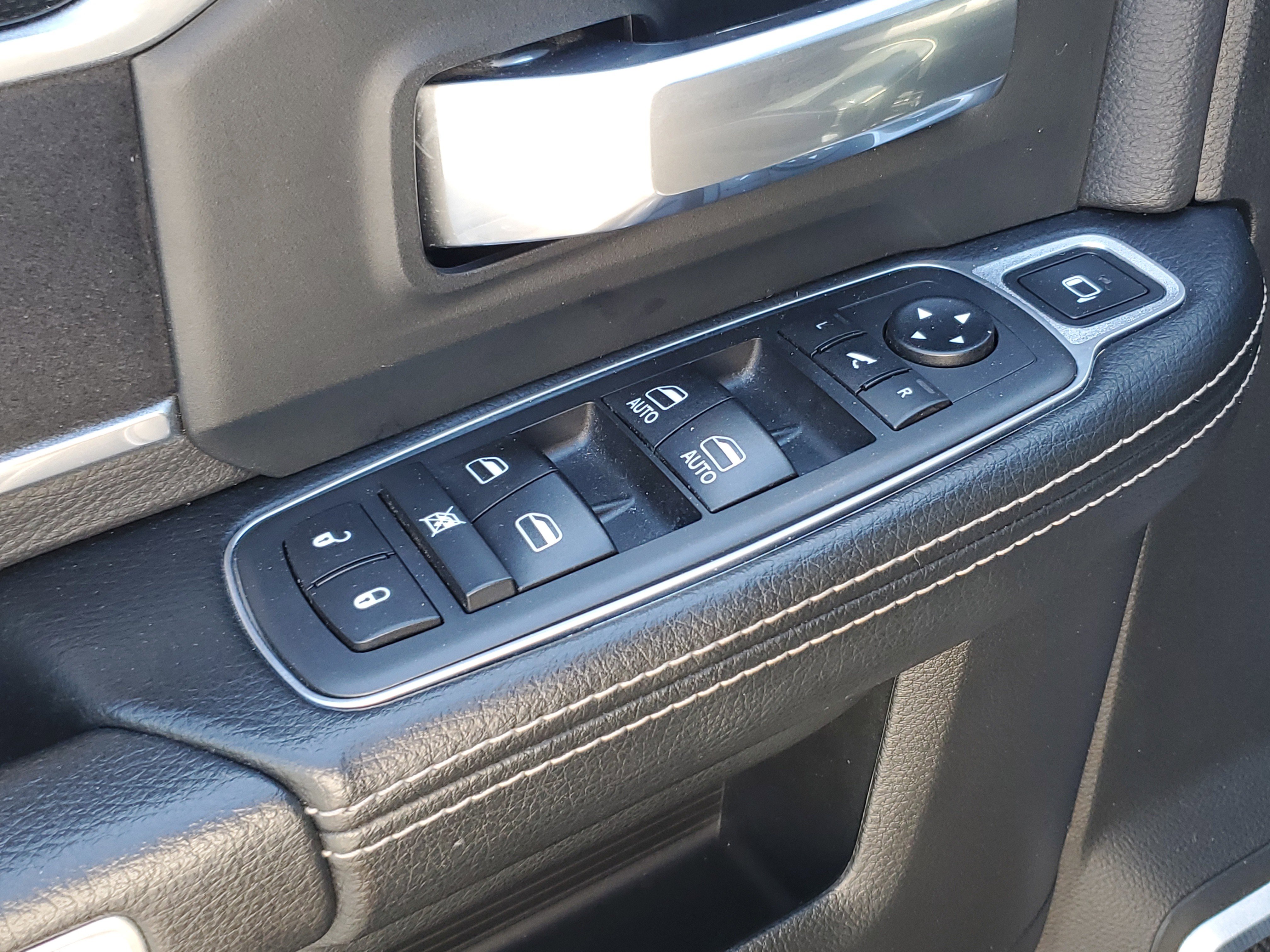 Used 2019 RAM 2500 Laramie w/ Black Appearance Package image 18