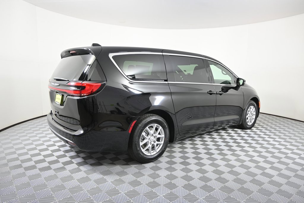 New 2026 Chrysler Pacifica Select image 6
