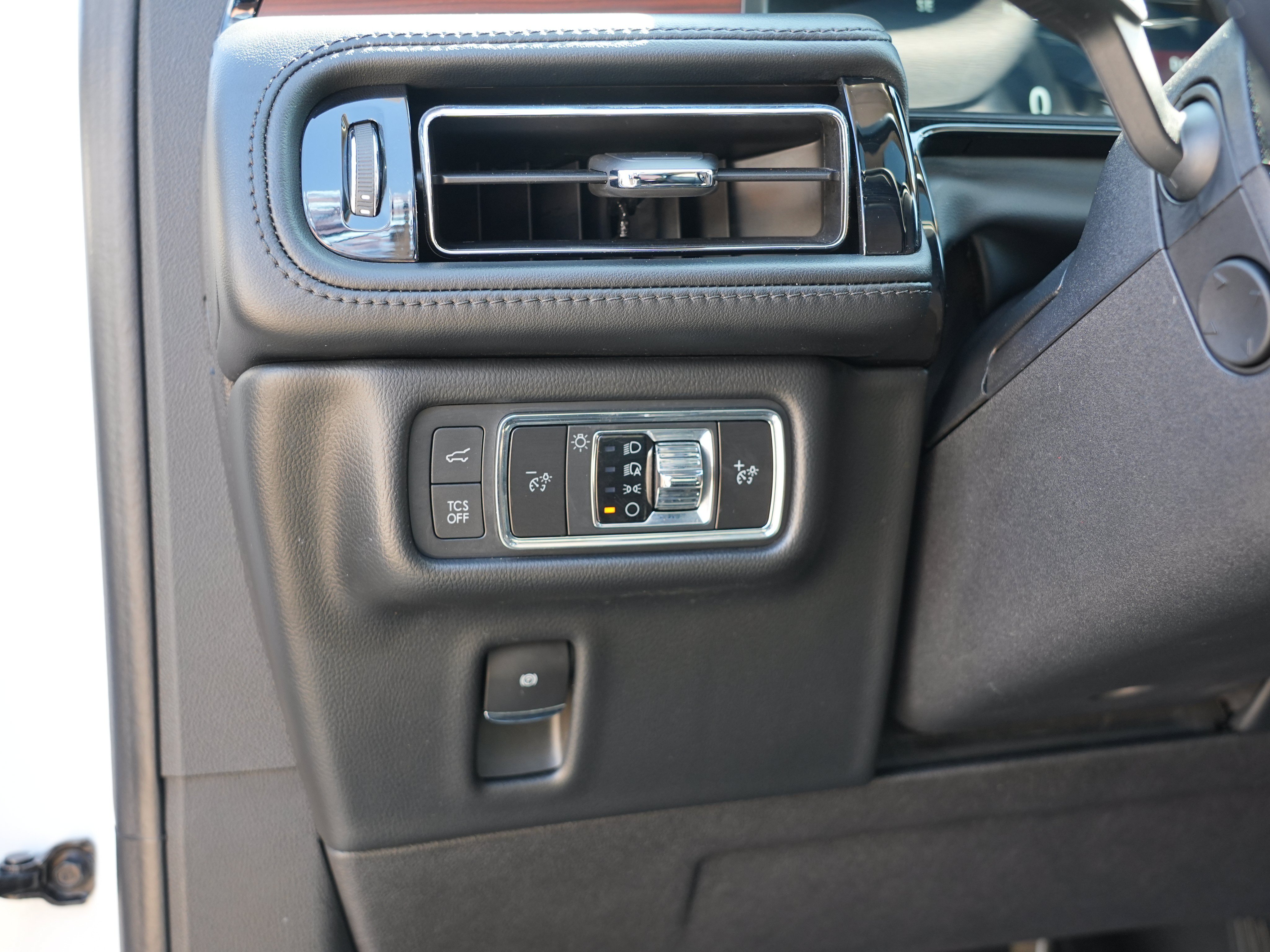 Used 2022 Lincoln Nautilus Reserve AWD/4WD image 19