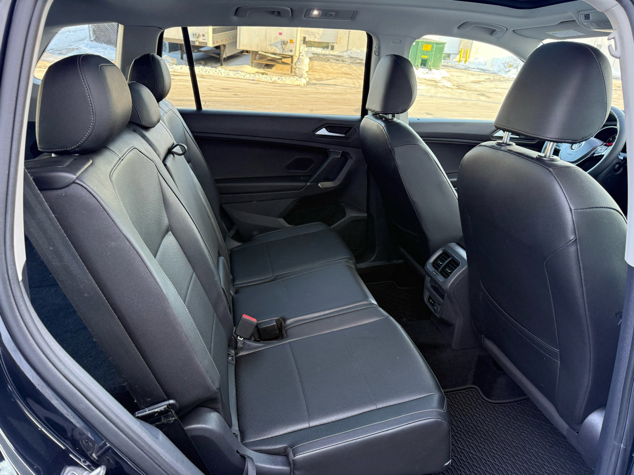 Used 2020 Volkswagen Tiguan SE w/ Panoramic Sunroof Package image 27