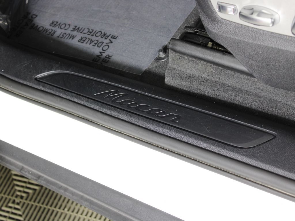 Certified 2021 Porsche Macan AWD/4WD image 20