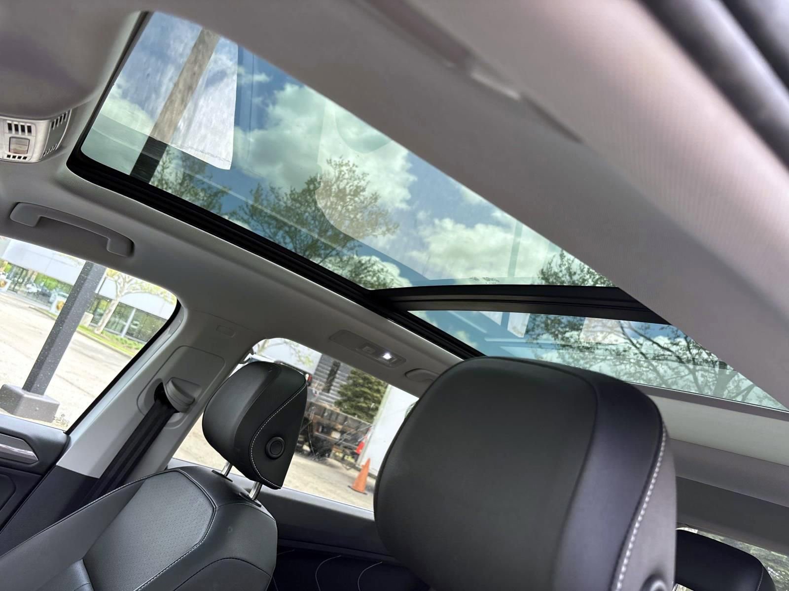 Used 2023 Volkswagen Tiguan SE w/ Panoramic Sunroof Package FWD image 25