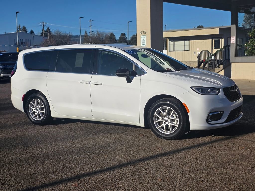 Used 2024 Chrysler Pacifica Touring-L FWD image 3