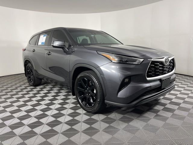 Used 2024 Toyota Highlander LE image 2