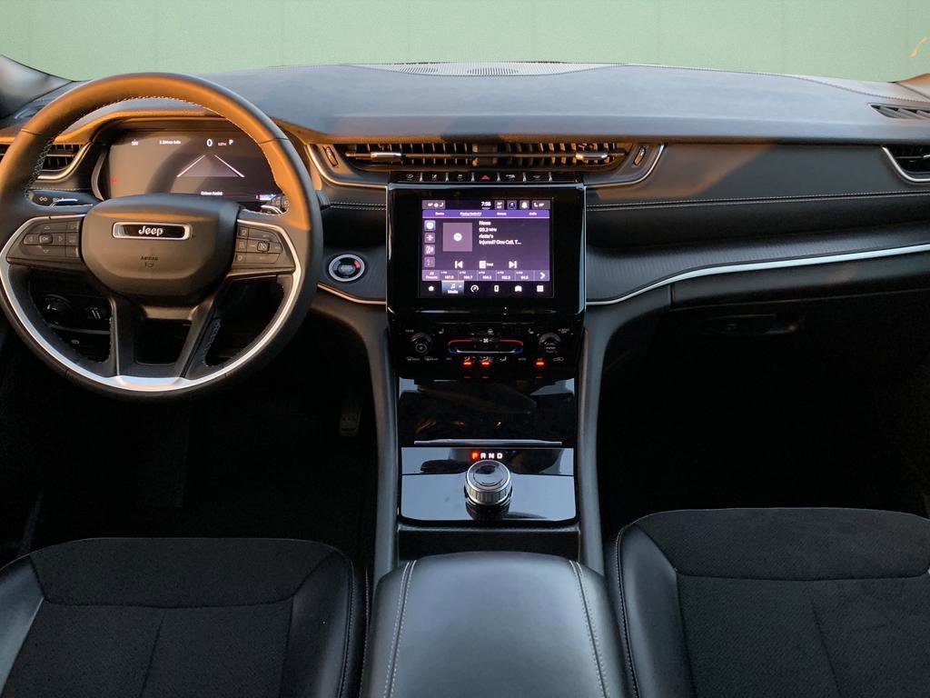 Used 2024 Jeep Grand Cherokee Altitude image 23