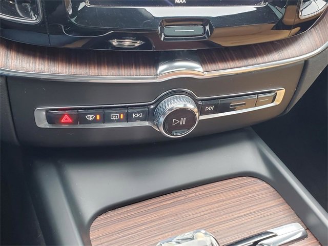 Certified 2023 Volvo XC60 B5 Ultimate w/ Climate Package image 24