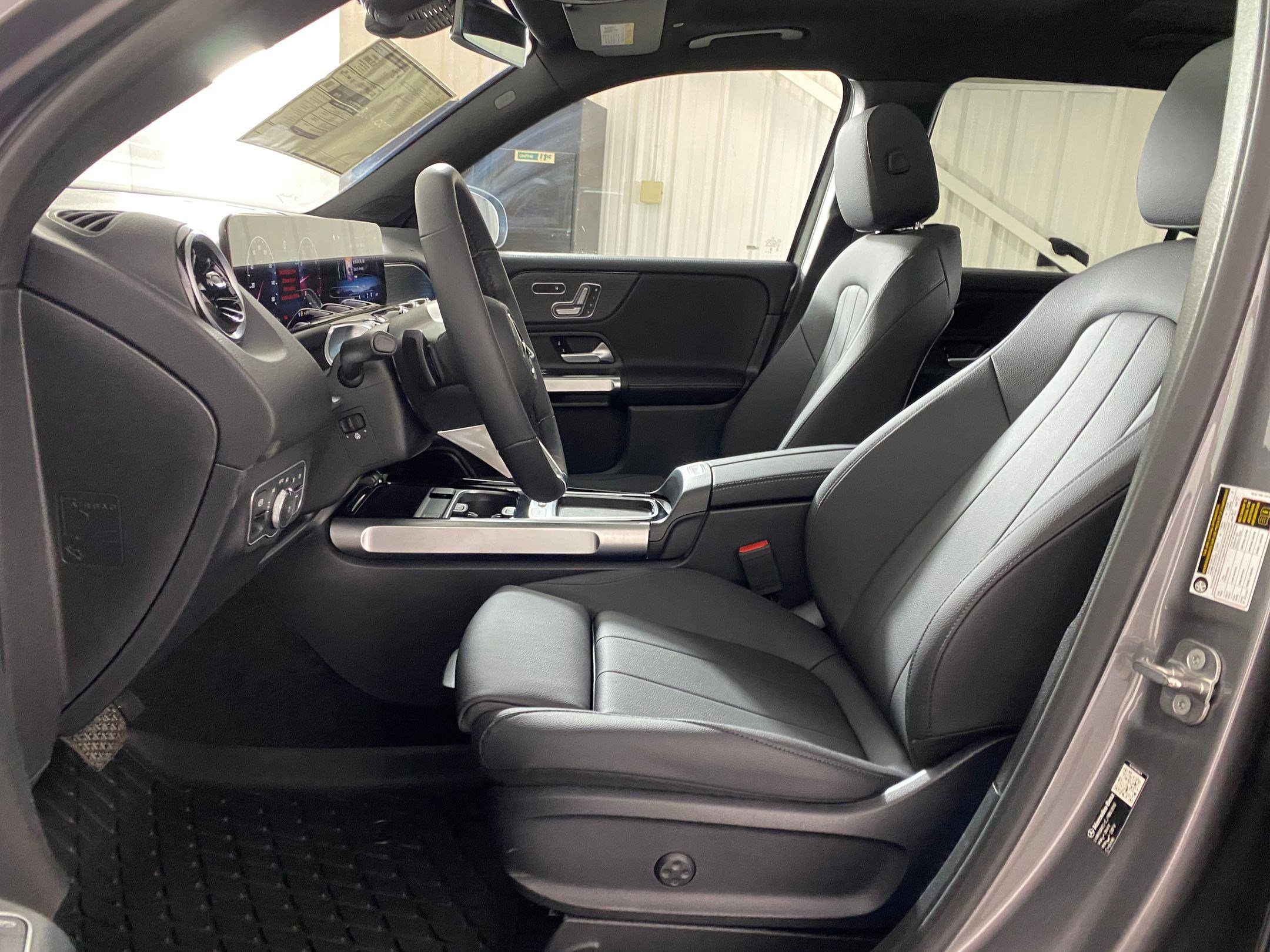 Used 2026 Mercedes-Benz GLB 250 4MATIC image 5