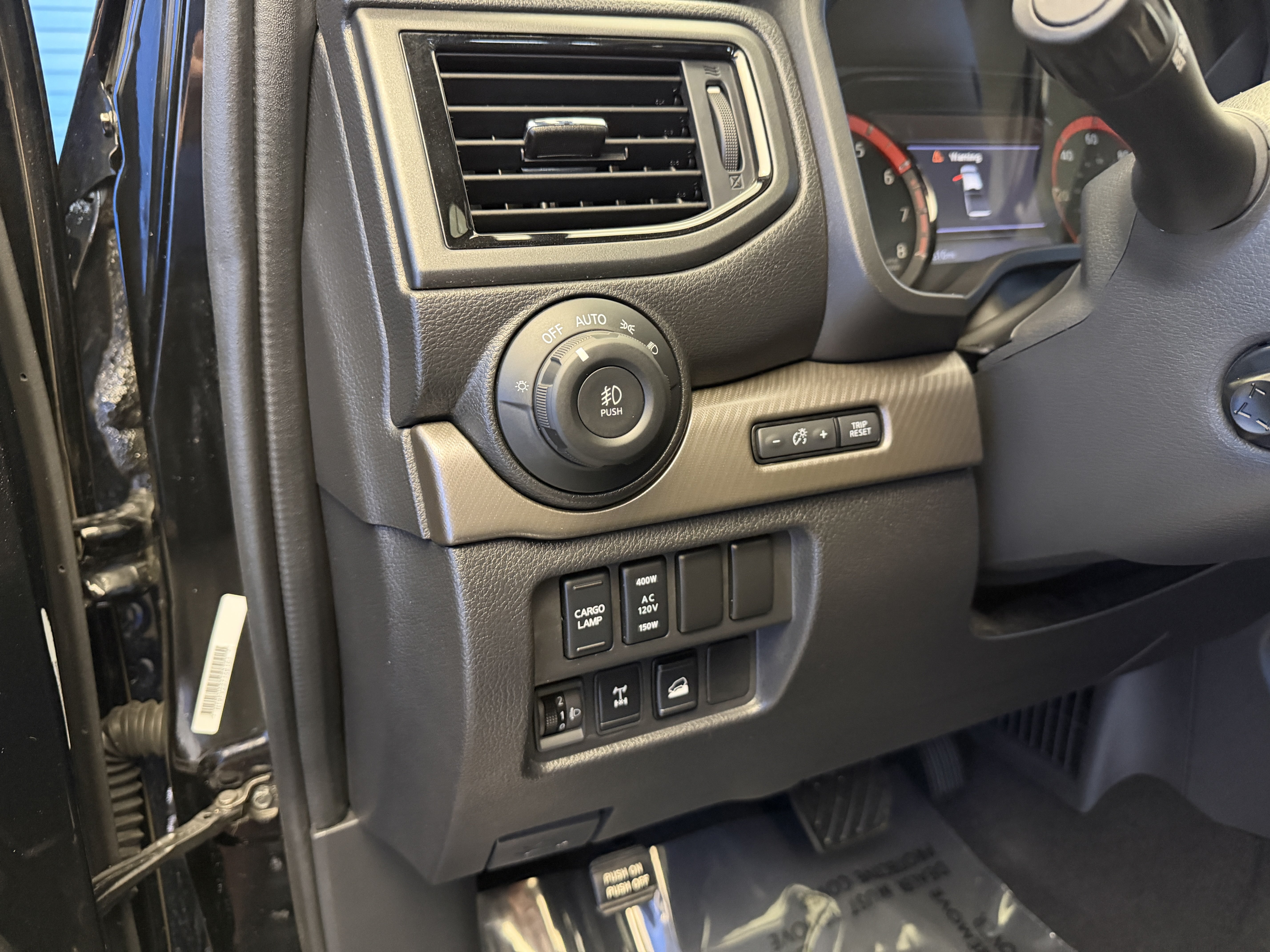 Used 2024 Nissan Titan PRO-4X w/ Pro-4x Convenience Package AWD/4WD image 15