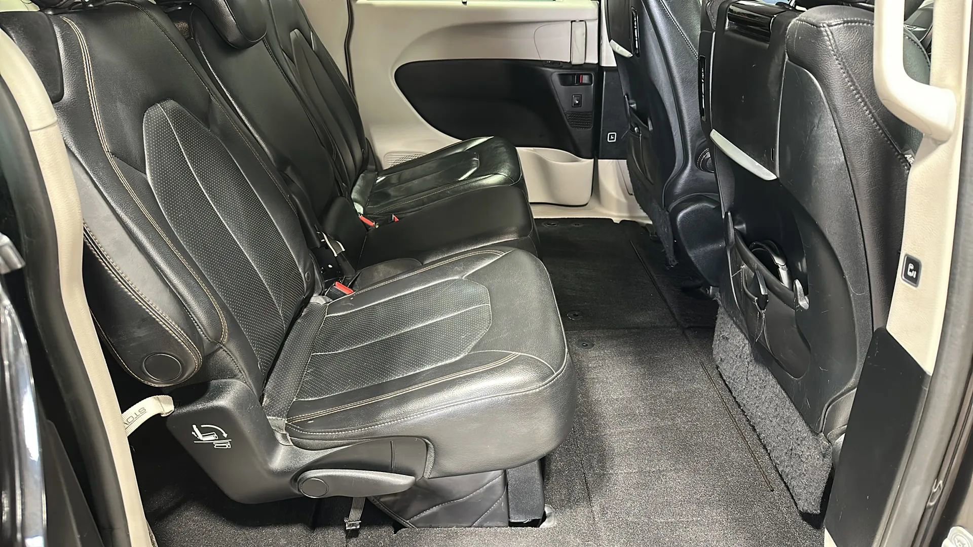 Used 2017 Chrysler Pacifica Touring-L Plus FWD image 17