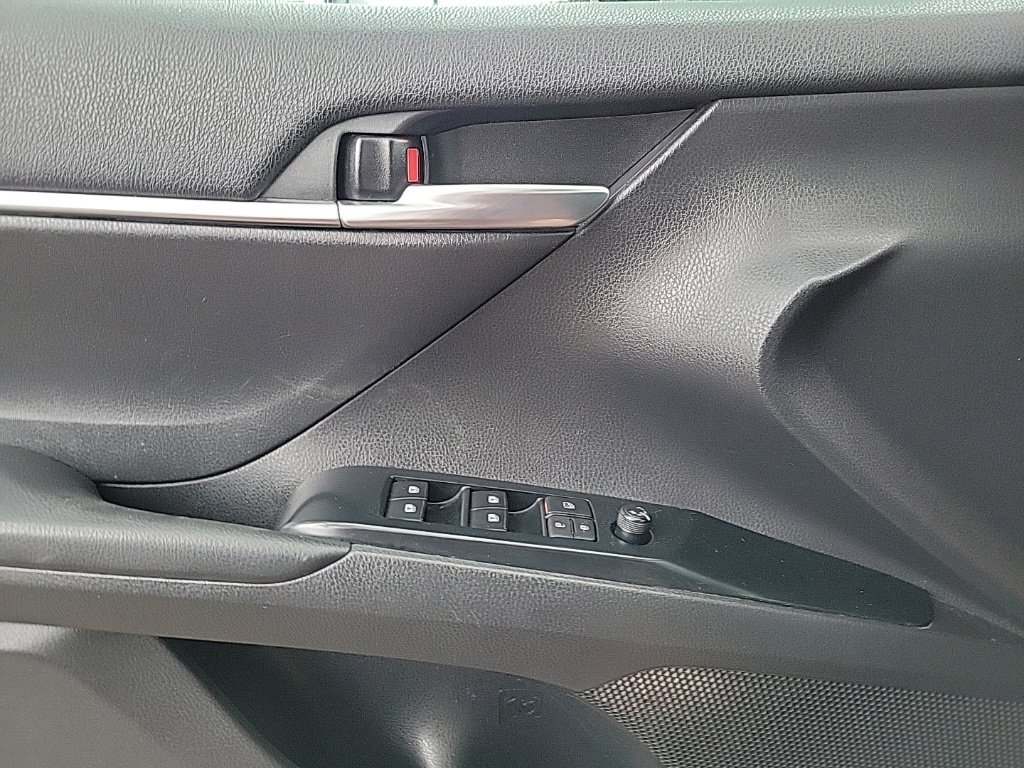 Used 2020 Toyota Camry LE FWD image 10