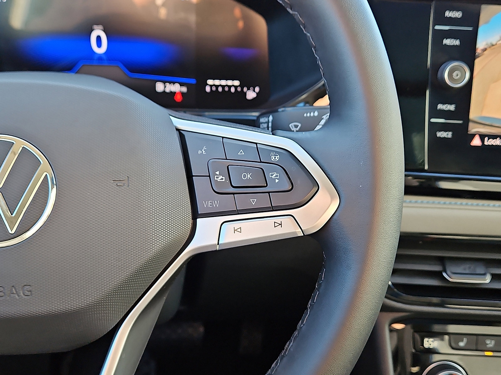 Certified 2024 Volkswagen Taos SE image 17