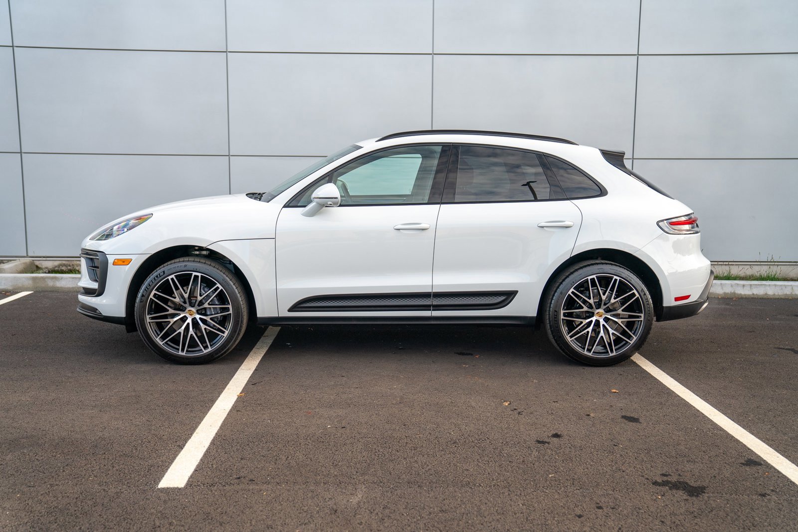 Used 2025 Porsche Macan image 2