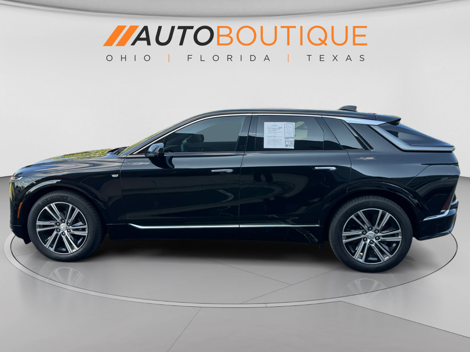 Used 2024 Cadillac Lyriq Luxury AWD/4WD image 2