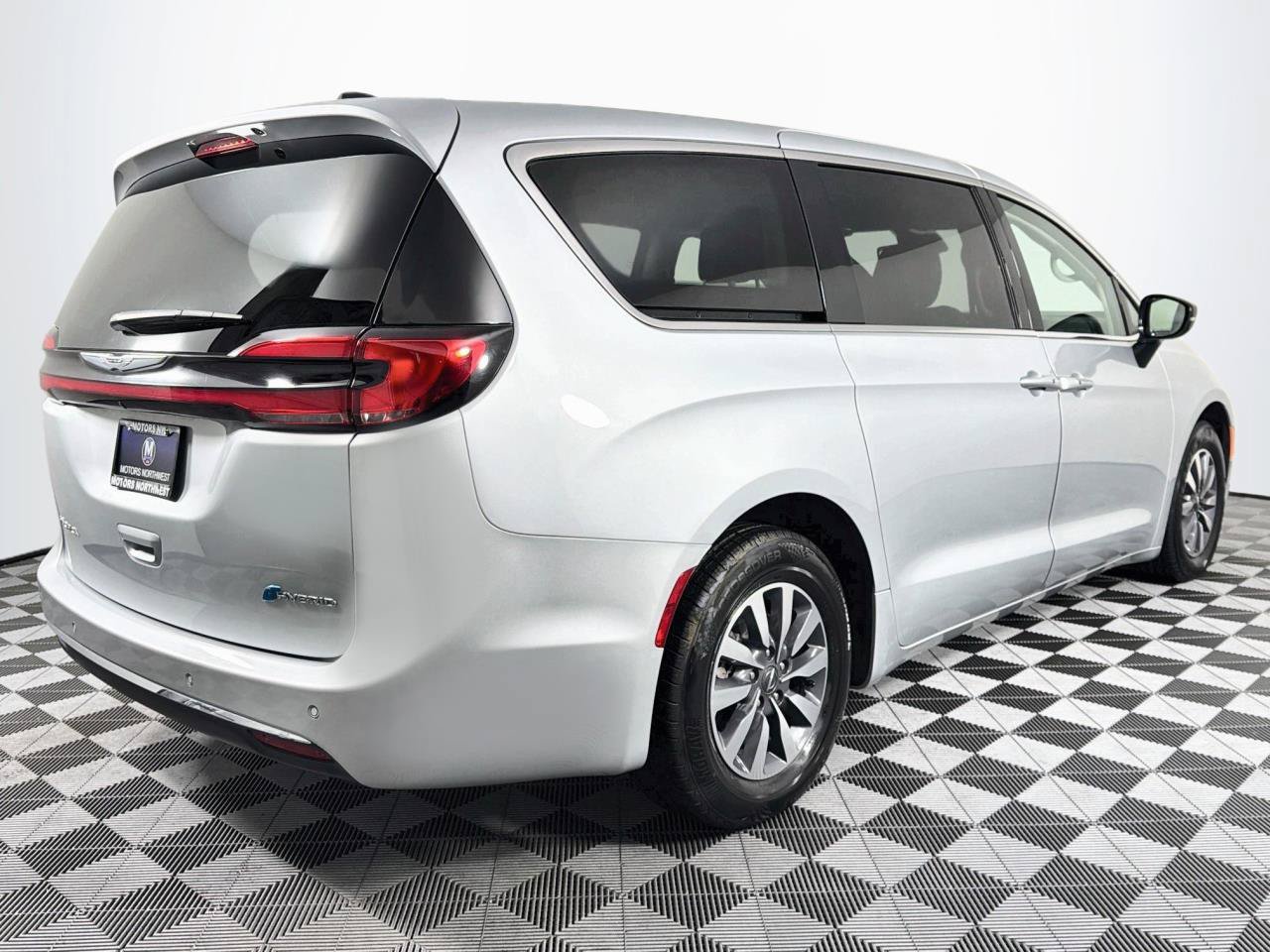 Used 2024 Chrysler Pacifica Limited FWD image 25