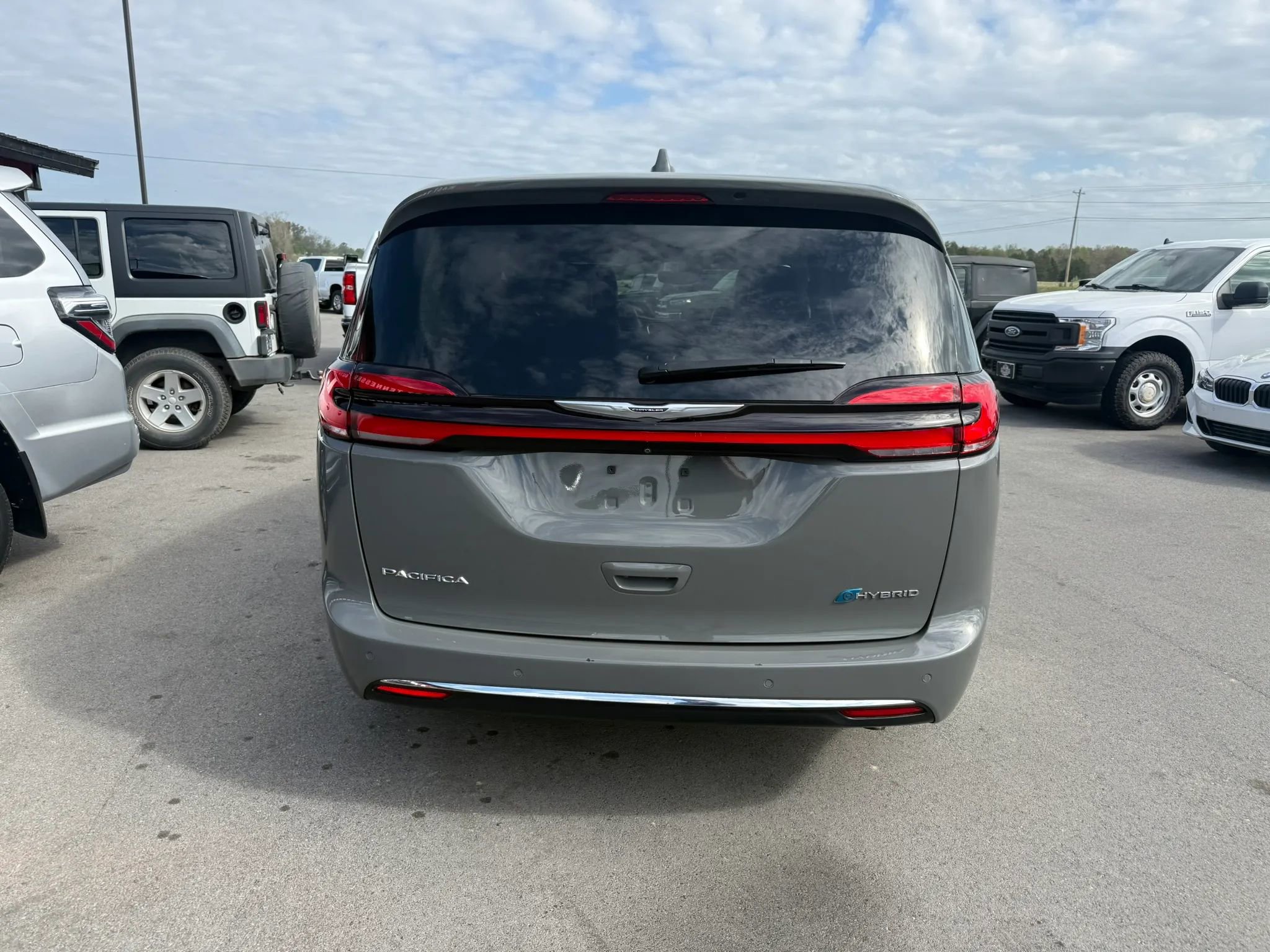 Used 2022 Chrysler Pacifica Touring-L w/ Uconnect Theater Family Group FWD image 5