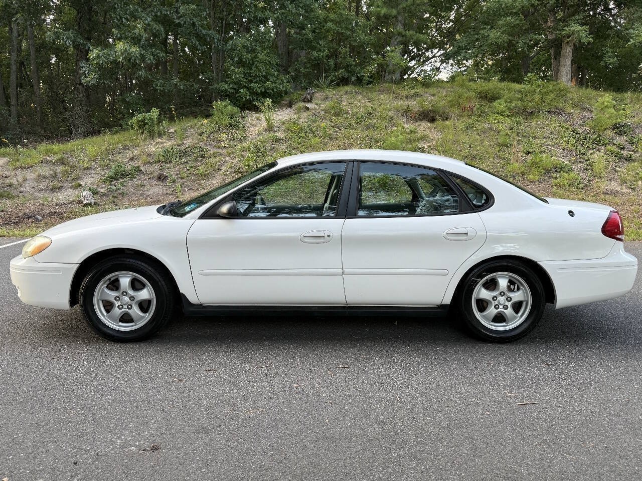Used 2004 Ford Taurus SES FWD image 10
