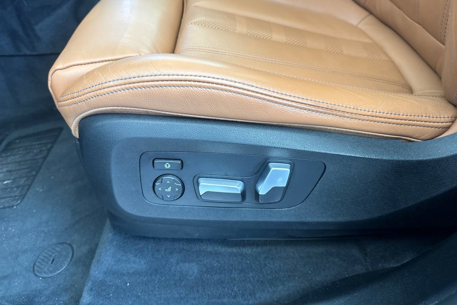 Used 2021 BMW X7 xDrive40i w/ Premium Package AWD/4WD image 13