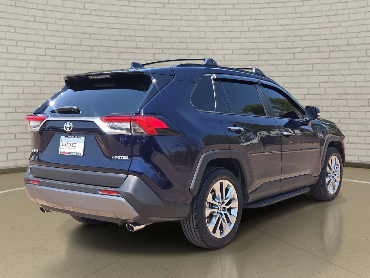 Used 2020 Toyota RAV4 Limited FWD image 5